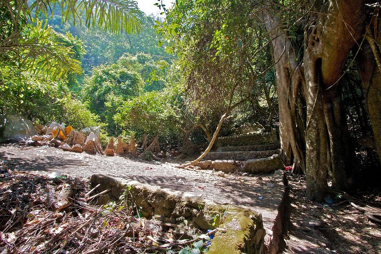 Ngôi làng duy nhất trên thế giới phơi xác người chết trong lồng tre để tự phân hủy