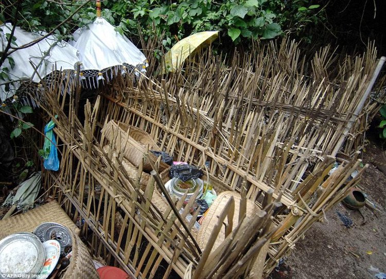 Ngôi làng duy nhất trên thế giới phơi xác người chết trong lồng tre để tự phân hủy