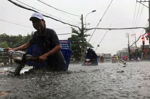 Sài Gòn tiếp tục có mưa trái mùa dữ dội