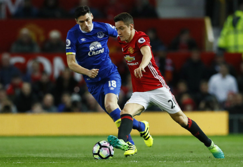 Ibrahimovic ghi bàn ngày tái xuất, Man Utd thoát thua vào phút cuối