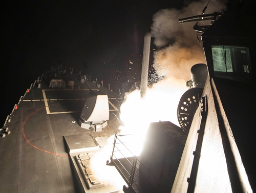 Mỹ bất ngờ phóng 59 tên lửa tấn công căn cứ quân sự Syria