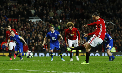 Ibrahimovic ghi bàn ngày tái xuất, Man Utd thoát thua vào phút cuối