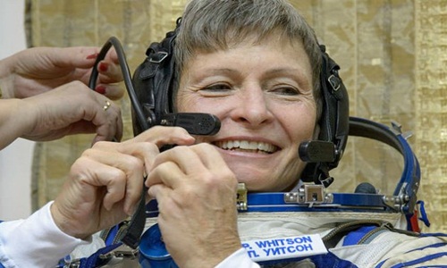 Nữ phi hành gia lớn tuổi nhất đi bộ trong không gian