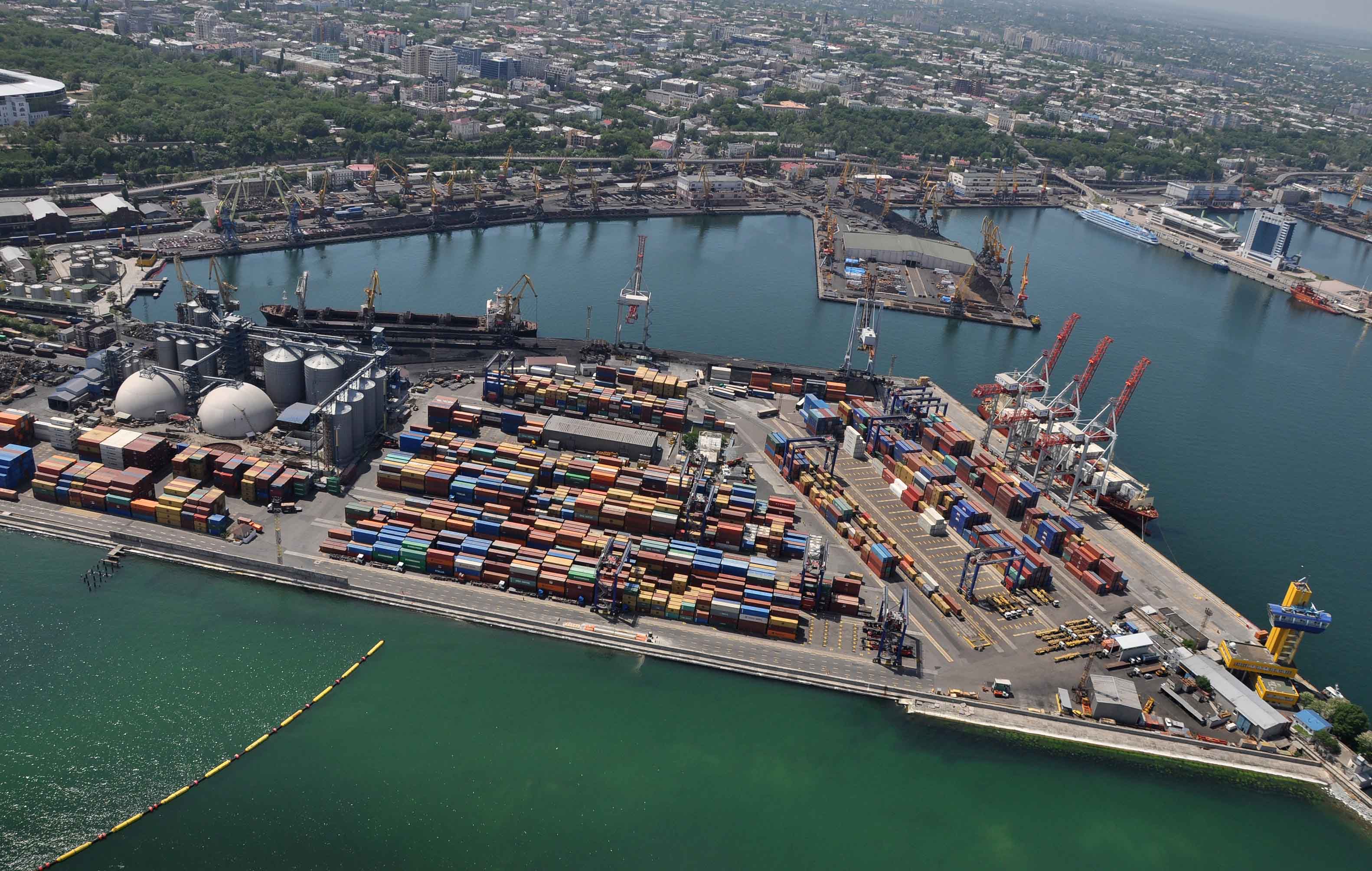 Các nhân viên thực thi pháp luật bắt nhóm tội phạm, chuyên ăn cắp hàng xuất khẩu từ cảng Odessa.