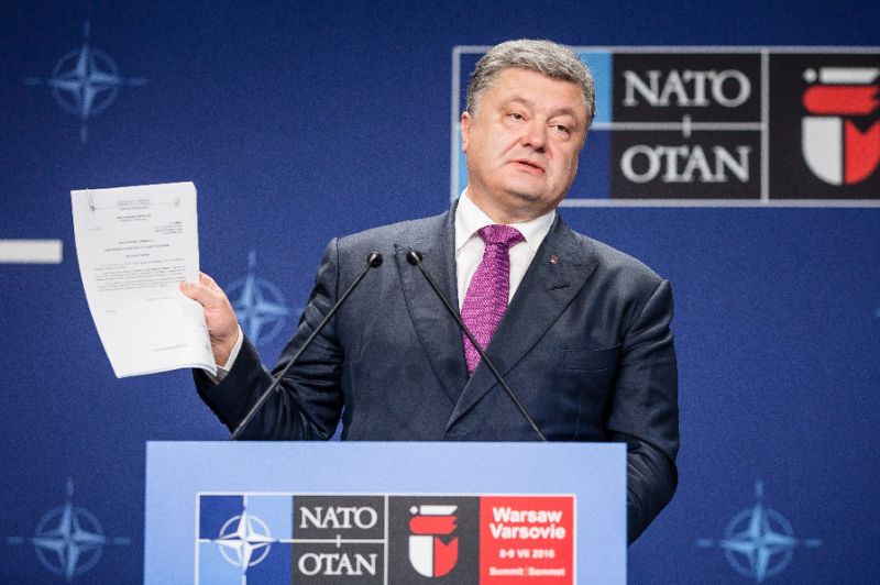 Tổng thống Porosenko thông qua chương trình hợp tác Ukraine -NATO năm 2017.