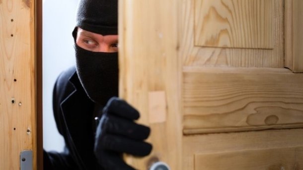 Tại Kharcov, những tên cướp đột nhập nhà riêng.