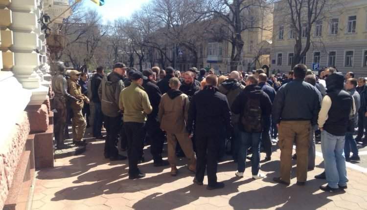 Tại Odessa, các thành viên tích cực tổ chức biểu tình trước toà nhà cảnh sát tỉnh.