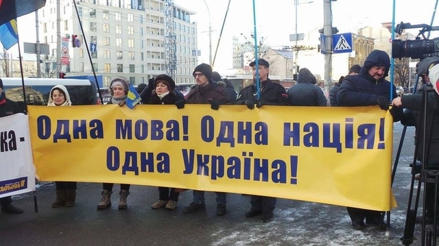 Hội đồng thành phố Kiev đề nghị bắt buộc những người bán hàng phải nói bằng tiếng Ukraine và các biển báo phải dịch ra tiếng Ukraine.