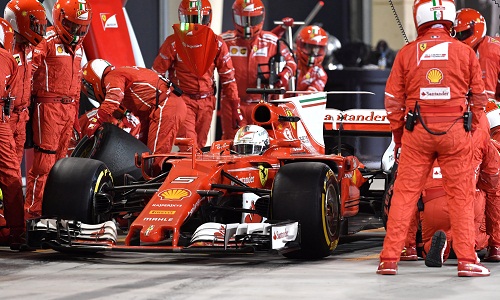 Hamilton bị phạt, Vettel chiến thắng ở chặng đua Bahrain