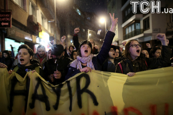 Tại Thổ Nhĩ Kỳ, những người biểu tình phản đối cùng với những chiếc xoong rỗng.
