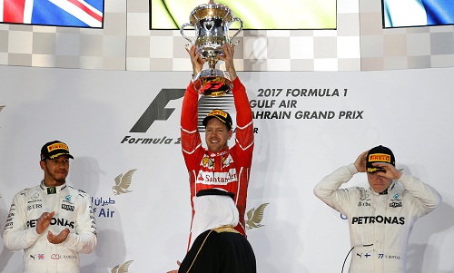 Hamilton bị phạt, Vettel chiến thắng ở chặng đua Bahrain
