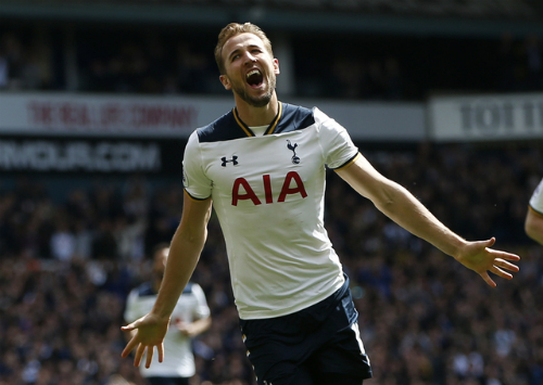 Harry Kane tỏa sáng, Tottenham còn cách Chelsea bốn điểm