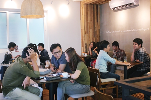 Quán cà phê máy lạnh, bờ sông Sài Gòn hốt bạc nhờ nắng nóng