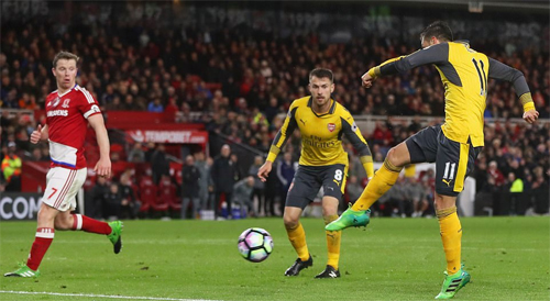 Sanchez và Ozil lập công, Arsenal nuôi hy vọng Top 4