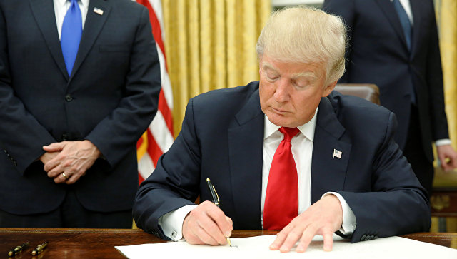 Trump ký sắc lệnh ngặt nghèo cấp visa làm việc tại Mỹ.