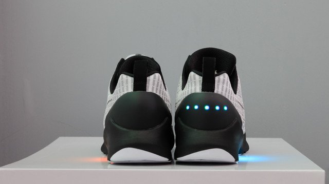 Đập hộp đôi giày tự thắt dây đầu tiên trên thế giới Nike HyperAdapt 1.0 giá 40 triệu