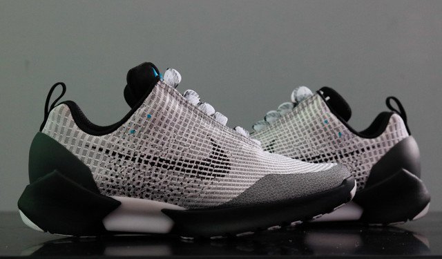 Đập hộp đôi giày tự thắt dây đầu tiên trên thế giới Nike HyperAdapt 1.0 giá 40 triệu
