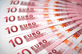 Đồng euro nhảy vọt sau khi ông Emmanuel Macron thắng vòng bỏ phiếu đầu tiên