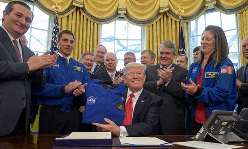 Trump hối thúc NASA đưa người lên sao Hỏa