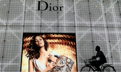 Ông chủ Louis Vuitton muốn sở hữu toàn bộ Dior