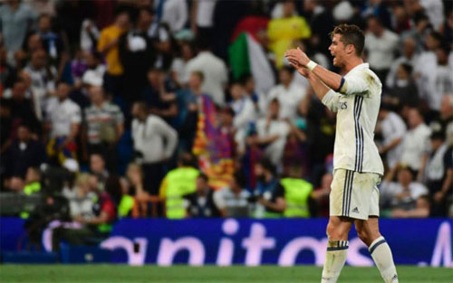 Ronaldo nổi giận chất vấn đồng đội trong phòng thay đồ