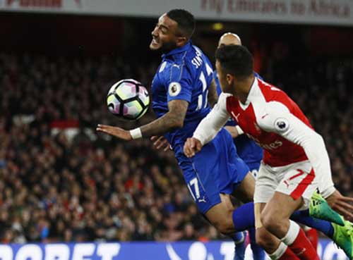 Arsenal đánh bại Leicester nhờ bàn phản lưới cuối trận