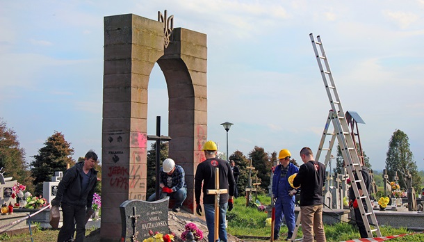 Tại Balan, những kẻ dân tộc chủ nghĩa đập phá tượng đài binh sĩ УПА.