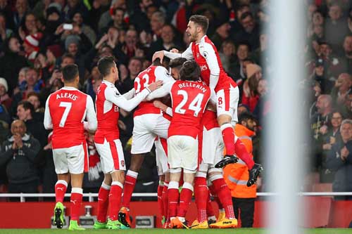 Arsenal đánh bại Leicester nhờ bàn phản lưới cuối trận