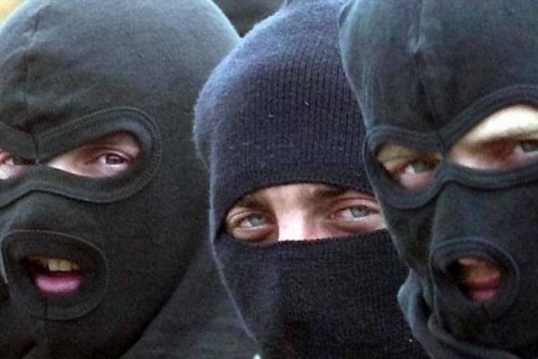 Tại thủ đô Kiev, những kẻ bịt mặt tấn công các nhân viên vận chuyển văn thư của chính phủ Ukraine.