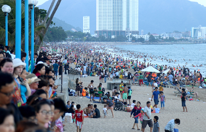 Bãi biển Nha Trang đông nghịt người dịp 30/4