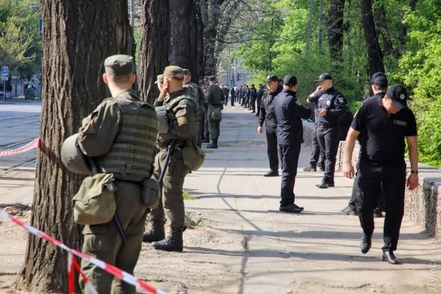 Các nhân viên Uỷ ban an ninh quốc gia khám xét nơi ở của các thành viên tích cực "Kulikovoe Pole" Odessa.