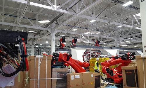 Binh đoàn gần 500 robot phục vụ tỷ phú Mỹ