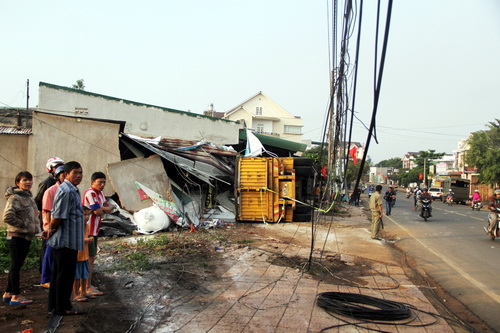 Ôtô tải đâm sập nhà dân, 6 người kẹt trong đống đổ nát