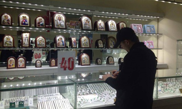 Cửa hàng bán đồ trang sức tại trung tâm thương mại quận Obolon, Kiev bị cướp.