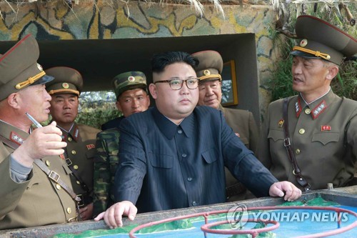Kim Jong-un thị sát hai đảo tiền tiêu, dọa tấn công Hàn Quốc