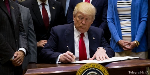 Tổng thống Mỹ Trum ký ngân sách quốc gia năm 2017, trong đó có khoản giúp đỡ Ukraine.