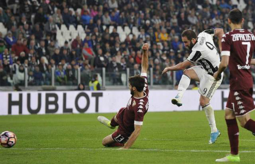 Higuain lập công phút bù giờ, Juventus hòa trận derby thành Turin