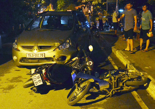 Người nước ngoài lái ôtô tông 3 xe máy ở Sài Gòn