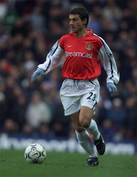 Cựu cầu thủ Arsenal xé áo sau khi bị truất quyền chỉ đạo