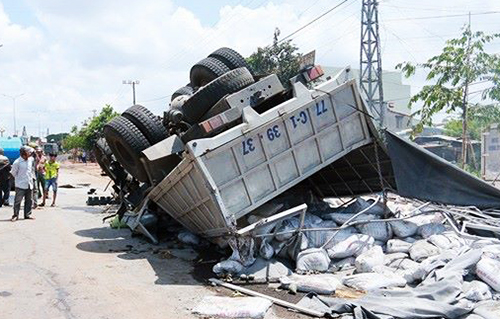 CSGT ngăn chặn bất thành xe tải gây tai nạn 13 người chết