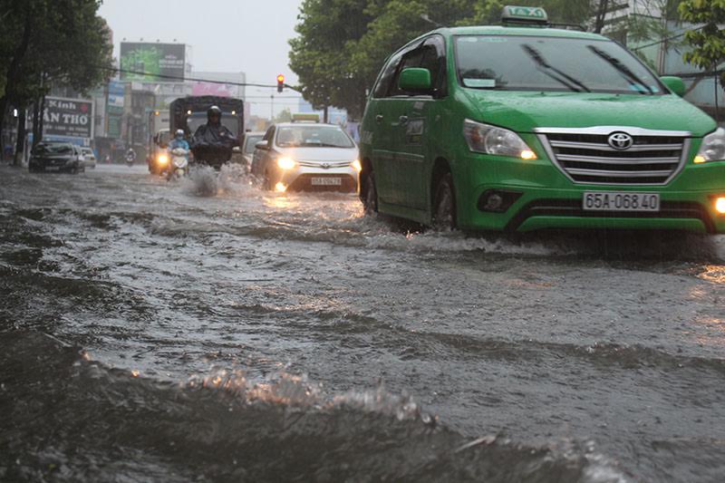 Mưa trắng trời, Cần Thơ chìm trong ‘biển nước’