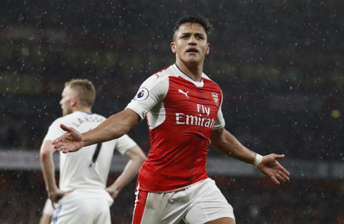 Sanchez lập cú đúp, Arsenal cách top 4 một điểm trước vòng cuối