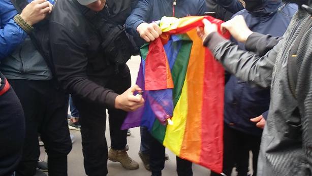 Tại Kharcov, những kẻ bịt mặt phá cuộc biểu tình ủng hộ những người đồng tính.