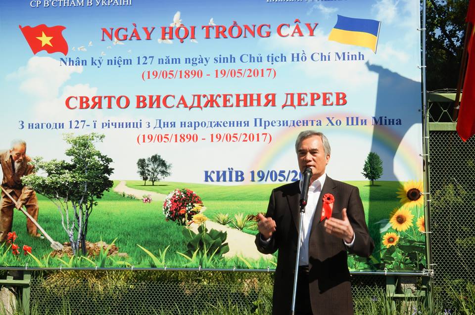 Ngày hội trồng cây kỷ niệm 127 năm ngày sinh chủ tịch Hồ Chí Minh tại Kiev, Ucraina.