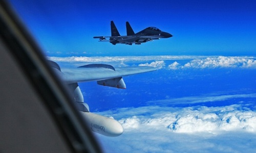 Su-30 Trung Quốc lộn nhào trên đầu máy bay quân sự Mỹ