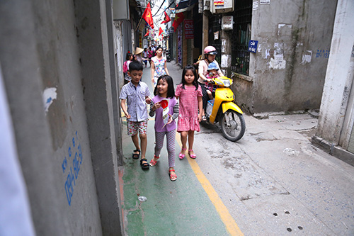 Làn đường ưu tiên cho trẻ đi bộ đầu tiên ở Hà Nội