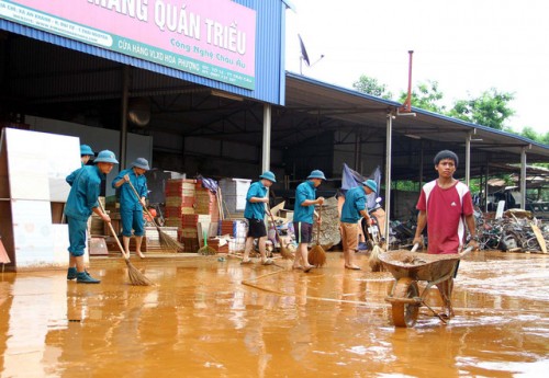 Thái Nguyên: Mưa lớn, bùn đất ngập cao cả mét trong nhà dân