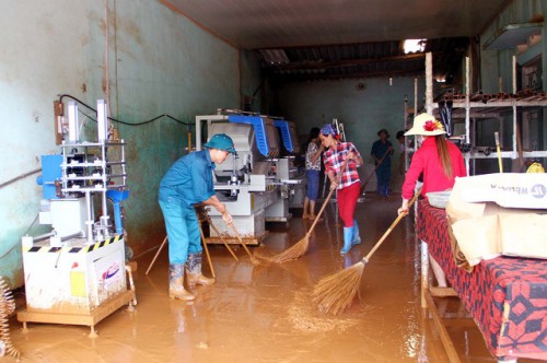 Thái Nguyên: Mưa lớn, bùn đất ngập cao cả mét trong nhà dân