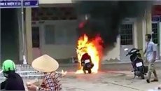 Sự thật vụ người đàn ông đốt xe trước UBND thị trấn