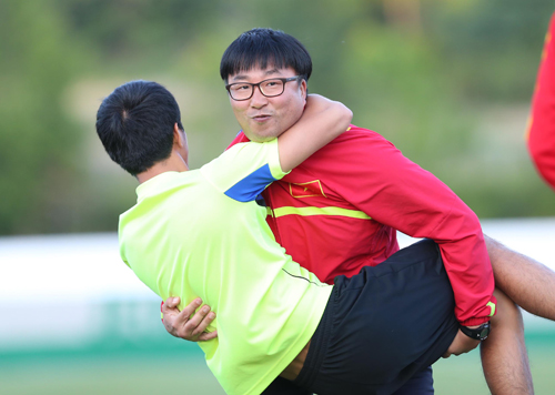 Chàng trai Hàn Quốc rong ruổi theo U20 Việt Nam